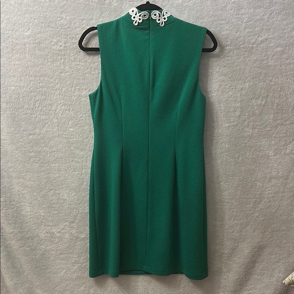 Elle Green & White Sheath Dress with Plunge Neckline - Picture 9 of 16